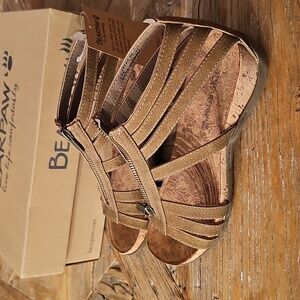 NIB Bearpaw gladiator Strappy Sandals 6